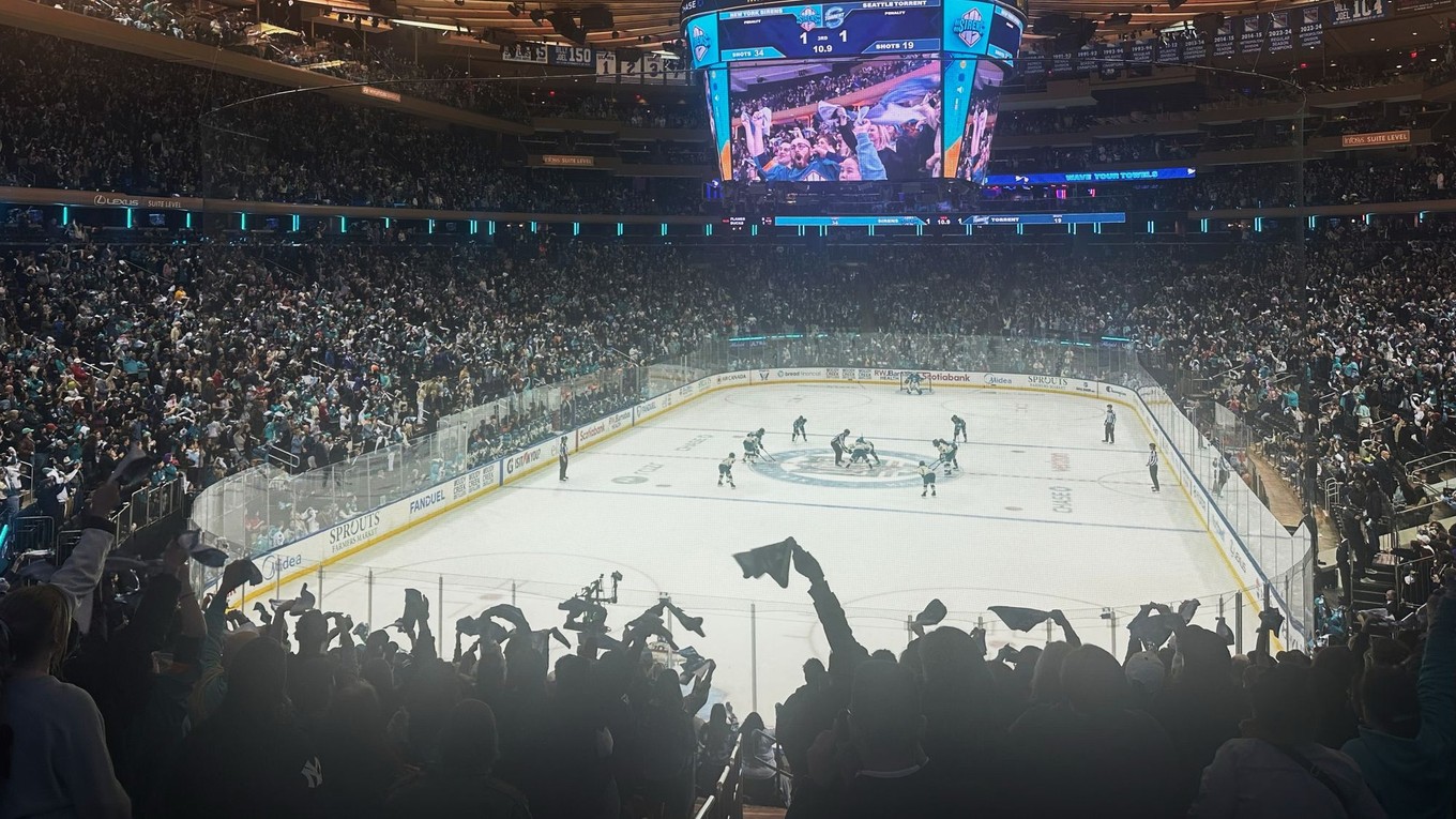 Fanúšikovia počas zápasu New York Sirens - Seattle Torrent.