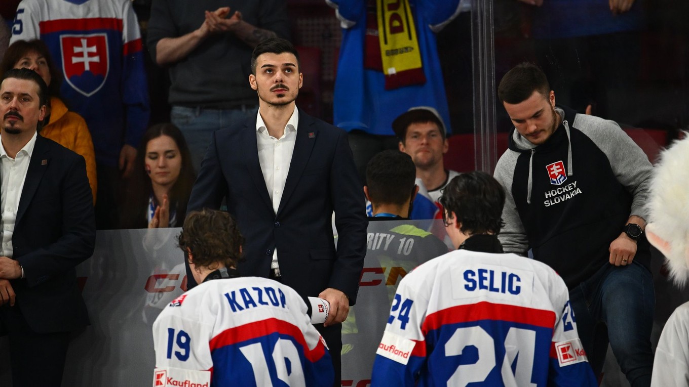Martin Dendis na lavičke Slovenska počas MS U18 2026.