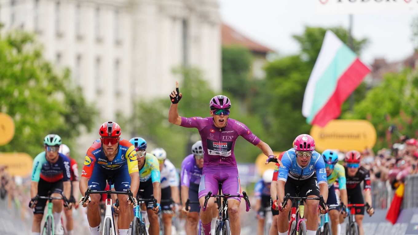 Na snímke francúzsky cyklista Paul Magnier z tímu UCI WorldTeam Soudal–Quick-Step sa raduje po výhre 3. etapy Giro d´Italia.