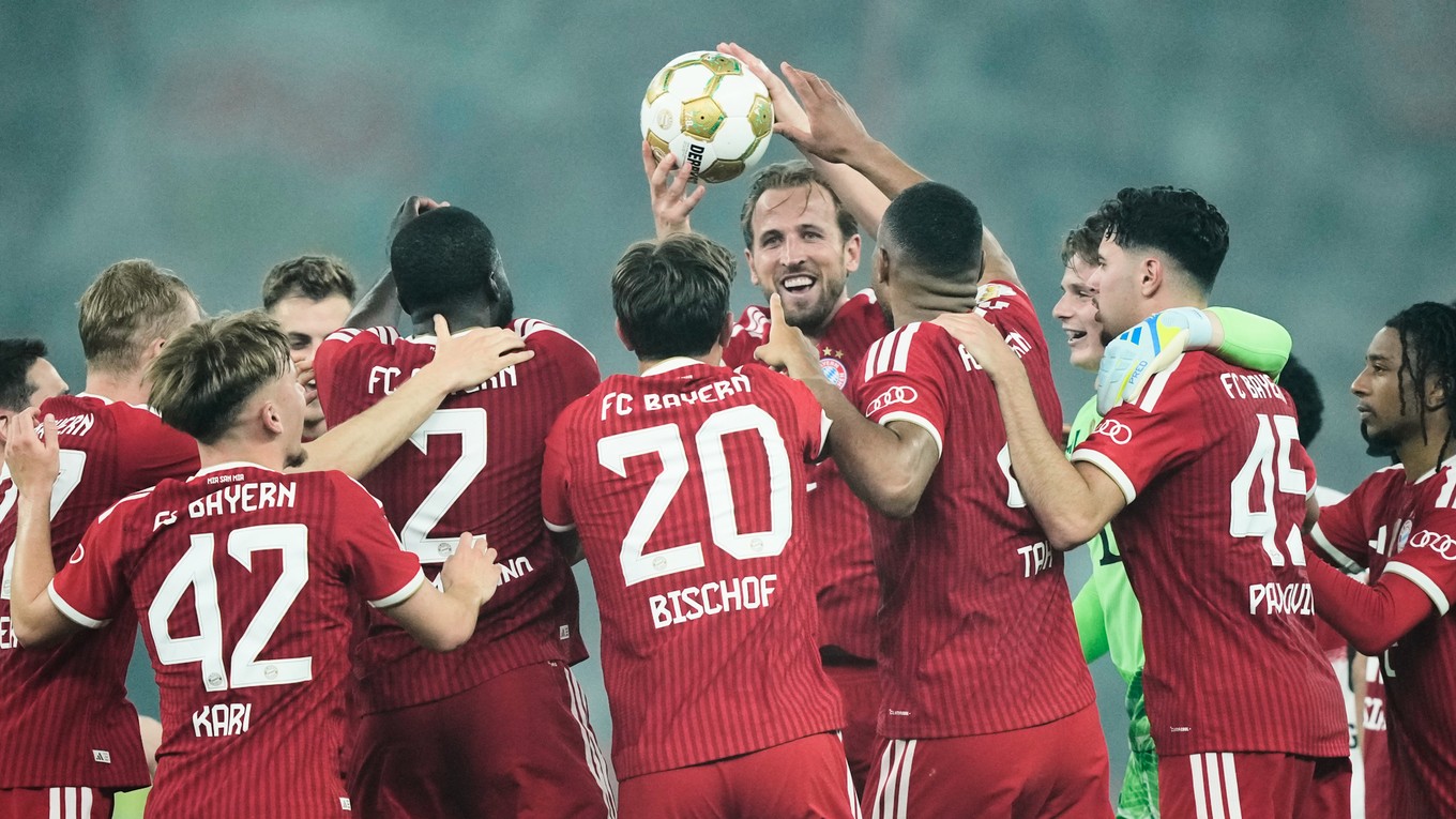 Hráči Bayernu Mníchov oslavujú víťazstvo vo finále Nemeckého pohára po zápase medzi VfB Stuttgart a Bayernom Mníchov.