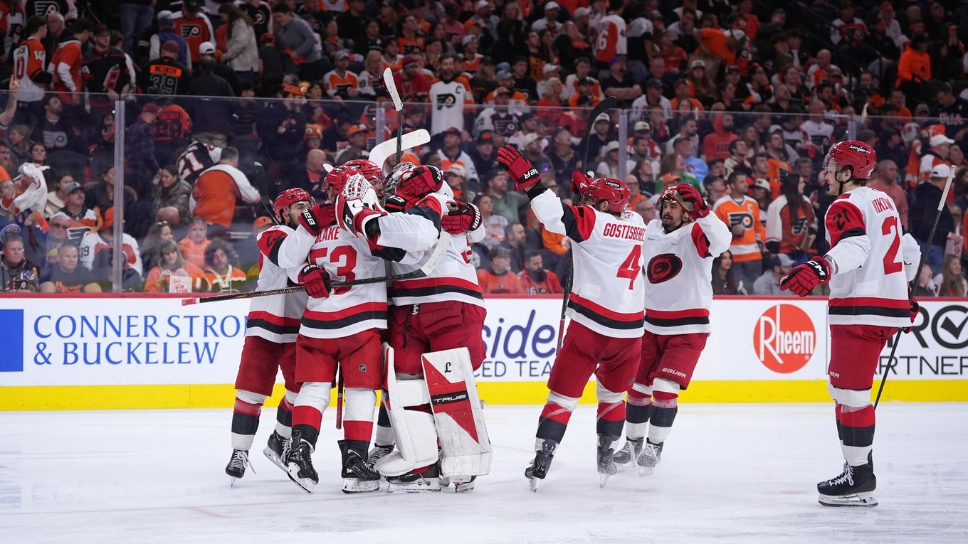 Hokejisti Caroliny Hurricanes sa tešia z postupu do finále Východnej konferencie NHL.