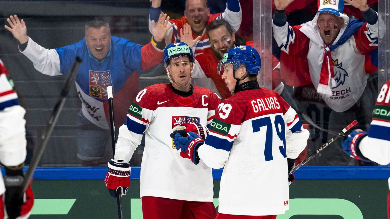 Česko oslavuje gól proti Dánsku na MS v hokeji 2026. 