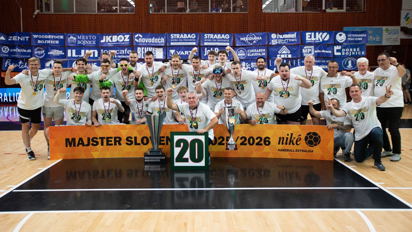Hádzanári Tatrana Prešov pózujú s majstrovskou trofejou.
