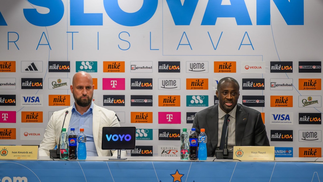 Na snímke zľava generálny riaditeľ klubu Ivan Kmotrík ml. a nový tréner ŠK Slovan Bratislava Yaya Touré počas tlačovej konferencie futbalového klubu ŠK Slovan Bratislava.