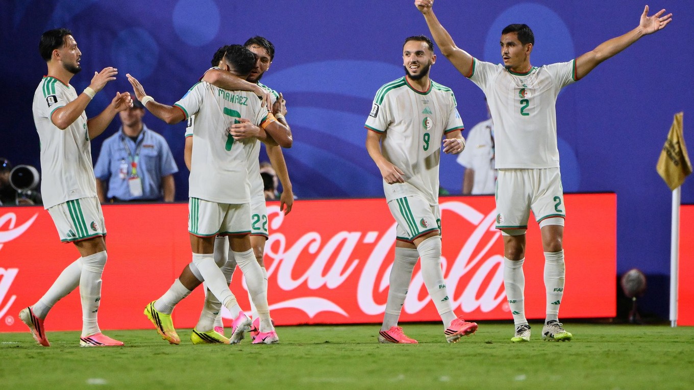 Riyad Mahrez (7) oslavuje gól do siete Rakúska na MS vo futbale 2026.