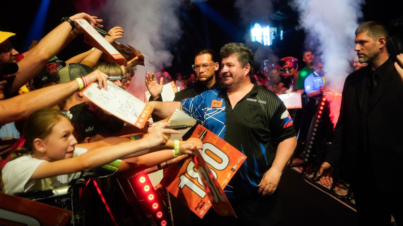 Adrián Dudek počas prvého hracieho dňa Slovak Darts Open 2026.