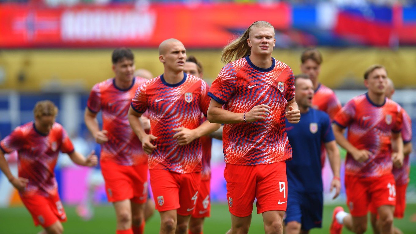 Rozcvička Nórov na MS vo futbale.