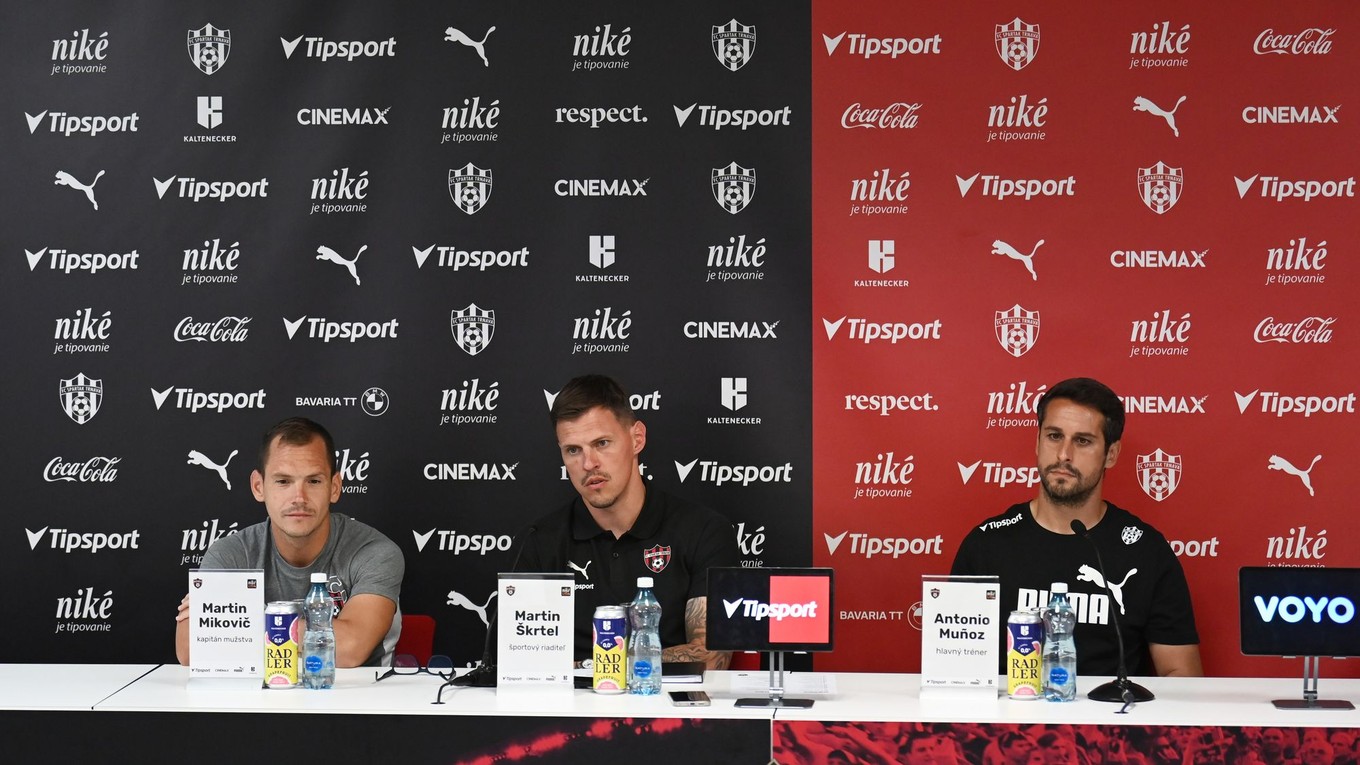 Kapitán FC Spartak Trnava Martin Mikovič, športový riaditeľ Martin Škrtel a tréner Antonio Muňoz.