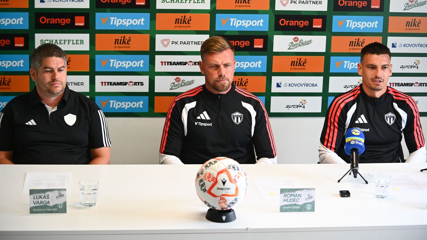 Na snímke zľava generálny manažér MFK Skalica Lukáš Varga, hlavný tréner MFK Skalica Roman Hudec a kapitán mužstva MFK Skalica Oliver Podhorin.