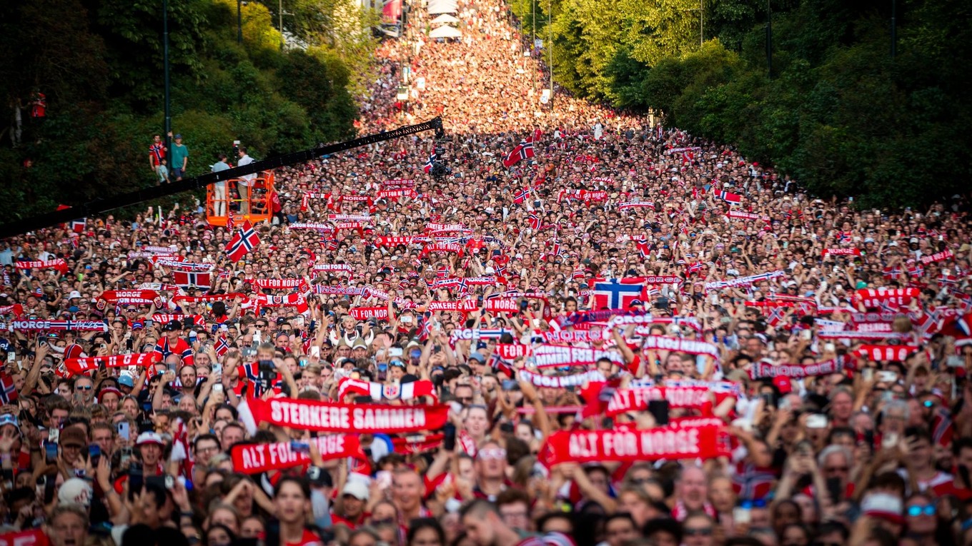 Fanúšikovia Nórska vítajú futbalový tím po návrate z MS