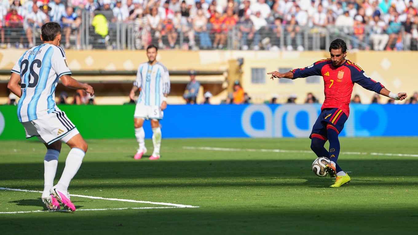 Španiel Ferran Torres (7) strelil víťazný gól vo finále MS medzi Španielskom a Argentínou.