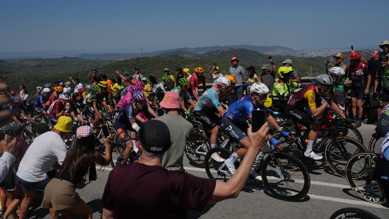 Cyklisti počas Tour de France 2026. 