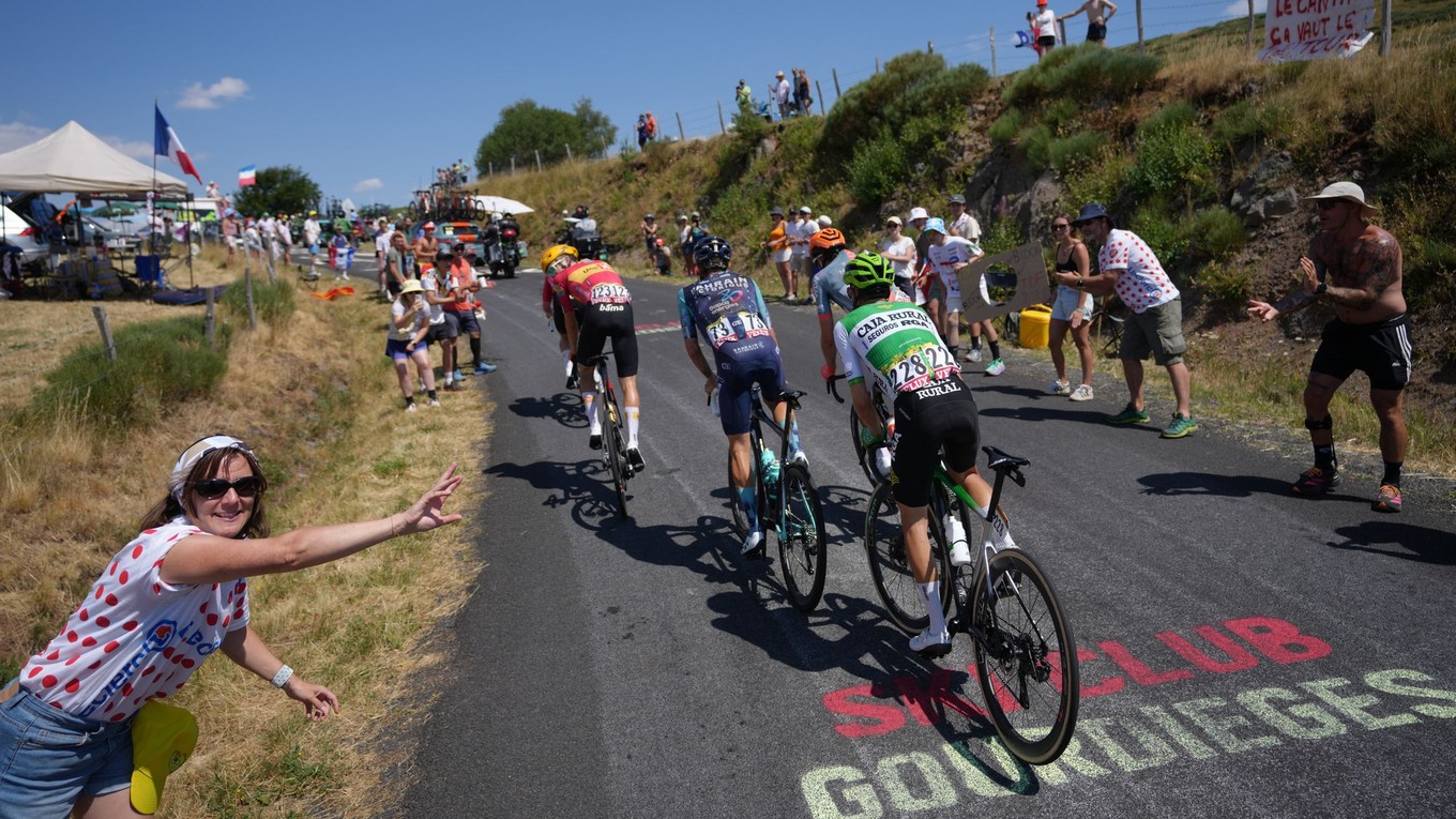 Cyklisti počas Tour de France 2026.