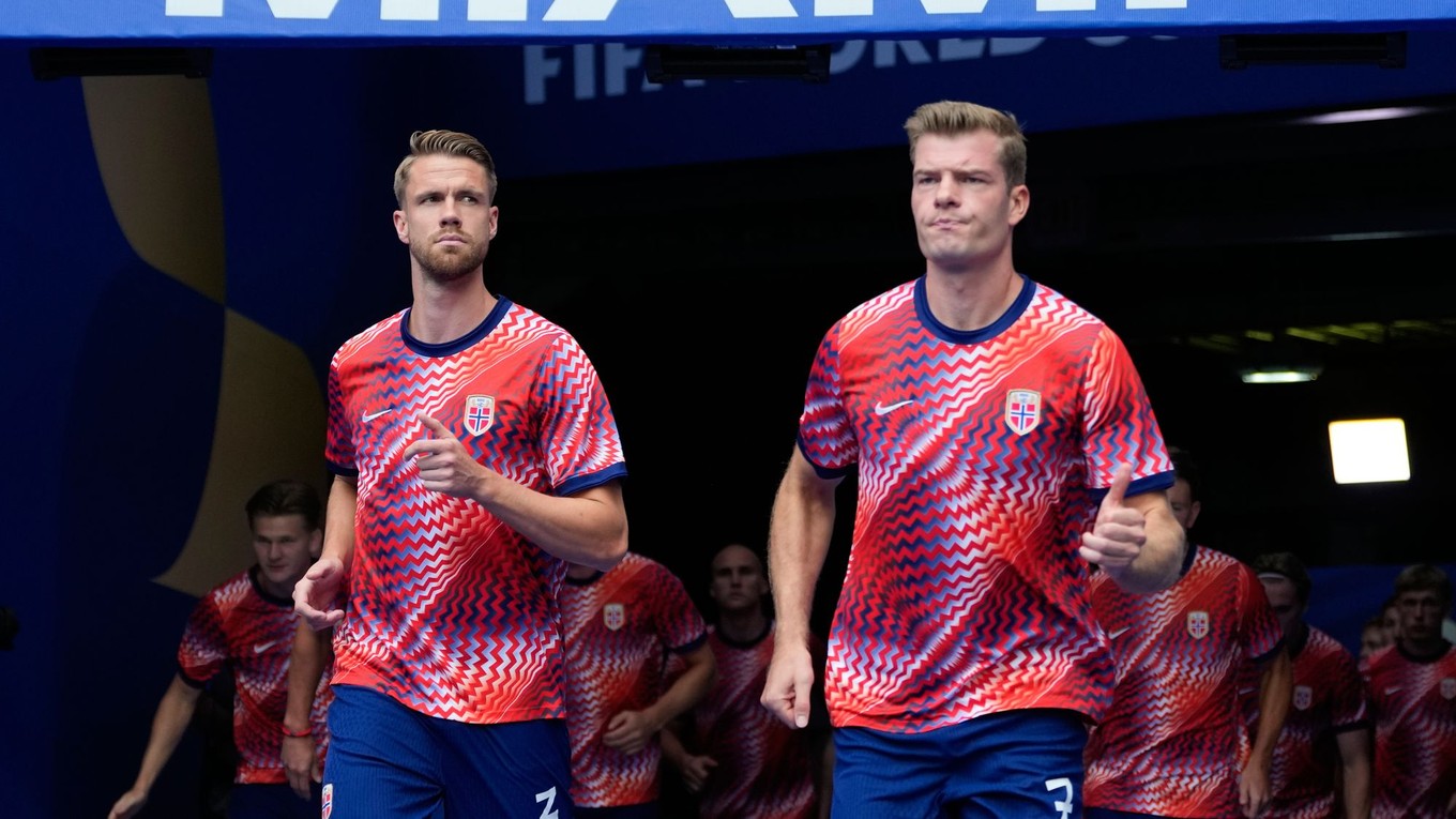 Kristoffer Ajer (vľavo) a Alexander Sorloth.