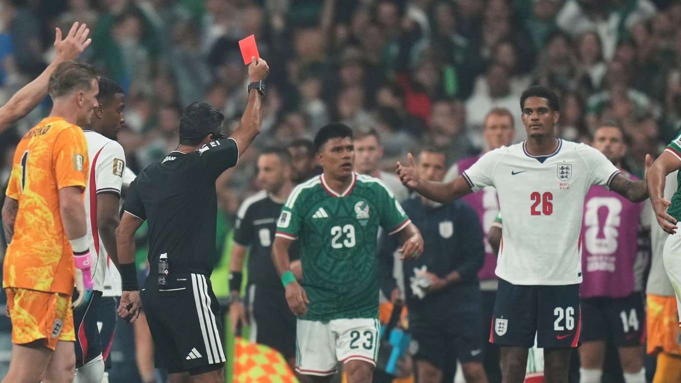 Rozhodca Alireza Faghani ukazuje červenú kartu hráčovi Anglicka Jarellovi Quansahovi (26) v osemfinálovom dueli Mexiko - Anglicko.