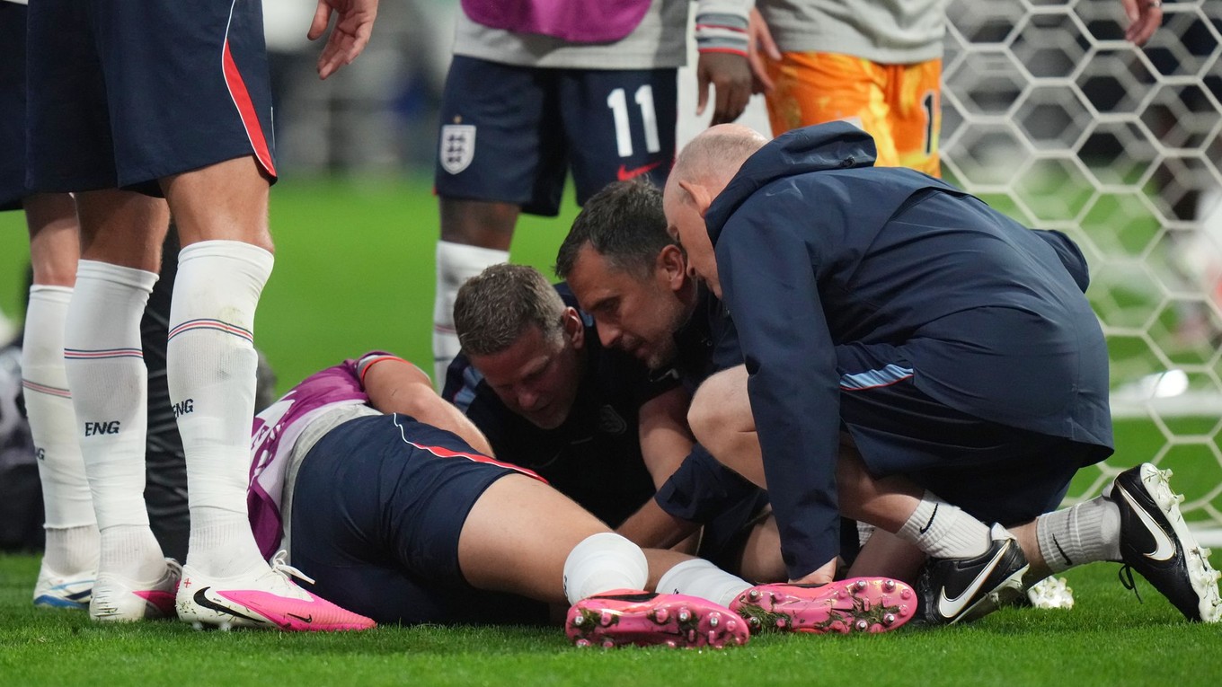 Anglický futbalista Jordan Henderson (14) leží zranený na zemi, ktoré utrpel počas osláv s fanúšikmi po víťazstve v osemfinálovom dueli Mexiko - Anglicko na majstrovstvách sveta.