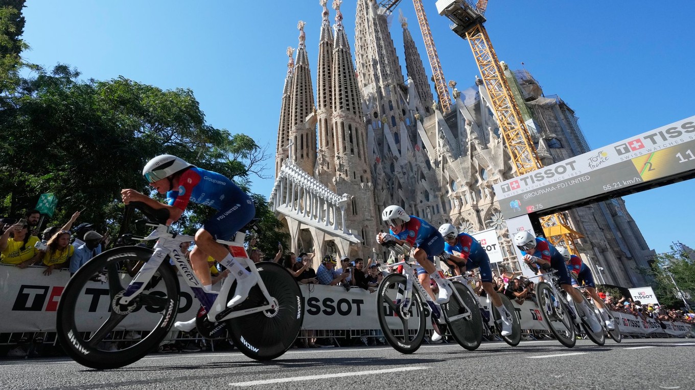 Tím Groupama FDJ United počas prvej etapy cyklistických pretekov Tour de France.