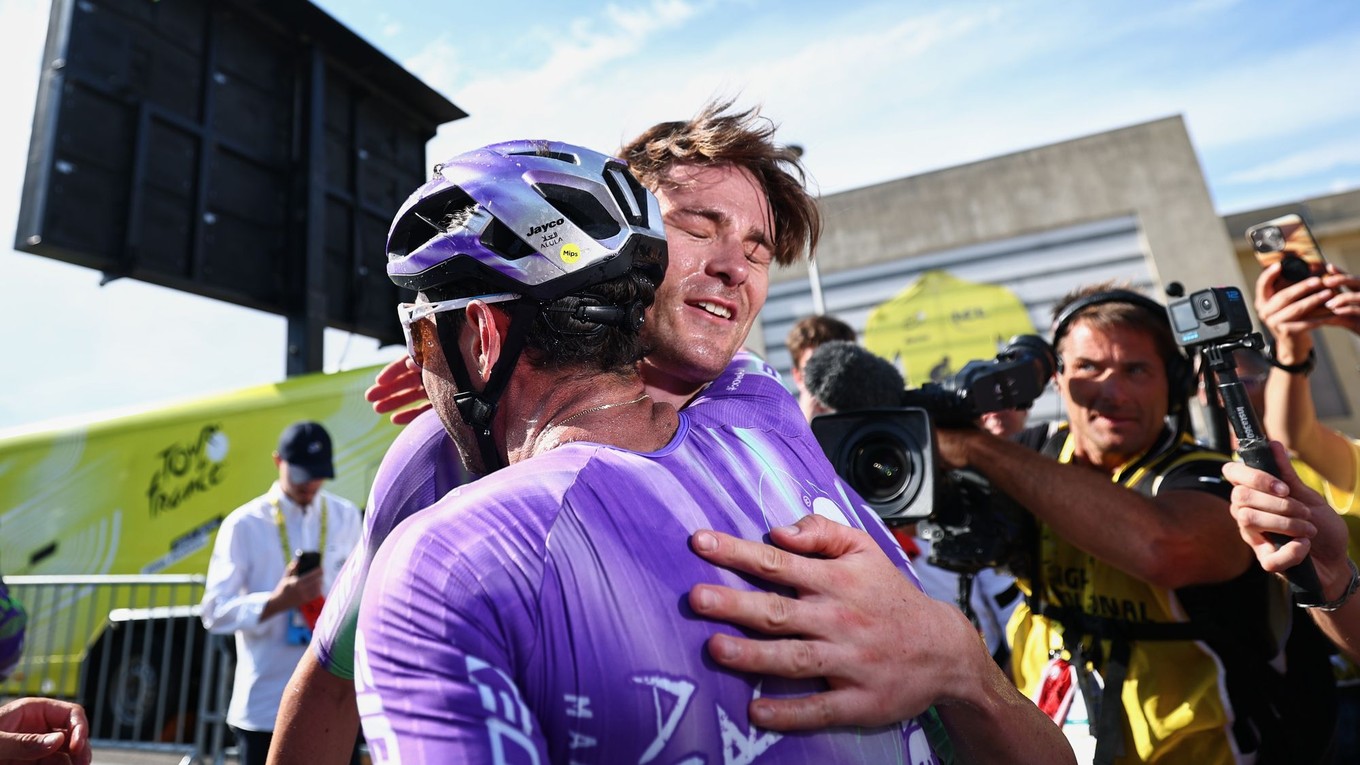 Mauro Schmid v objatí s Michaelom Matthewsom po triumfe v 13. etape Tour de France 2026.