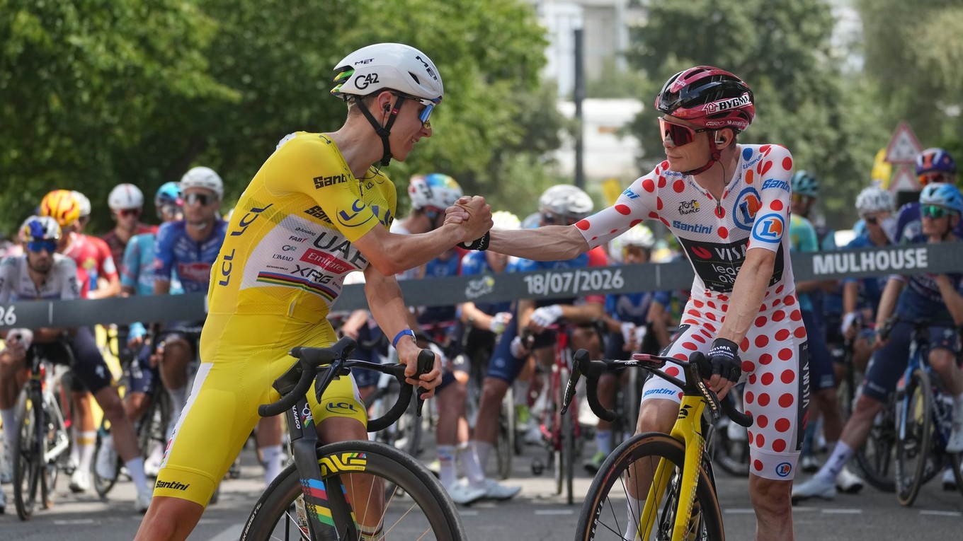 Tadej Pogačar (v žltom) a Jonas Vingegaard počas Tour de France 2026. 