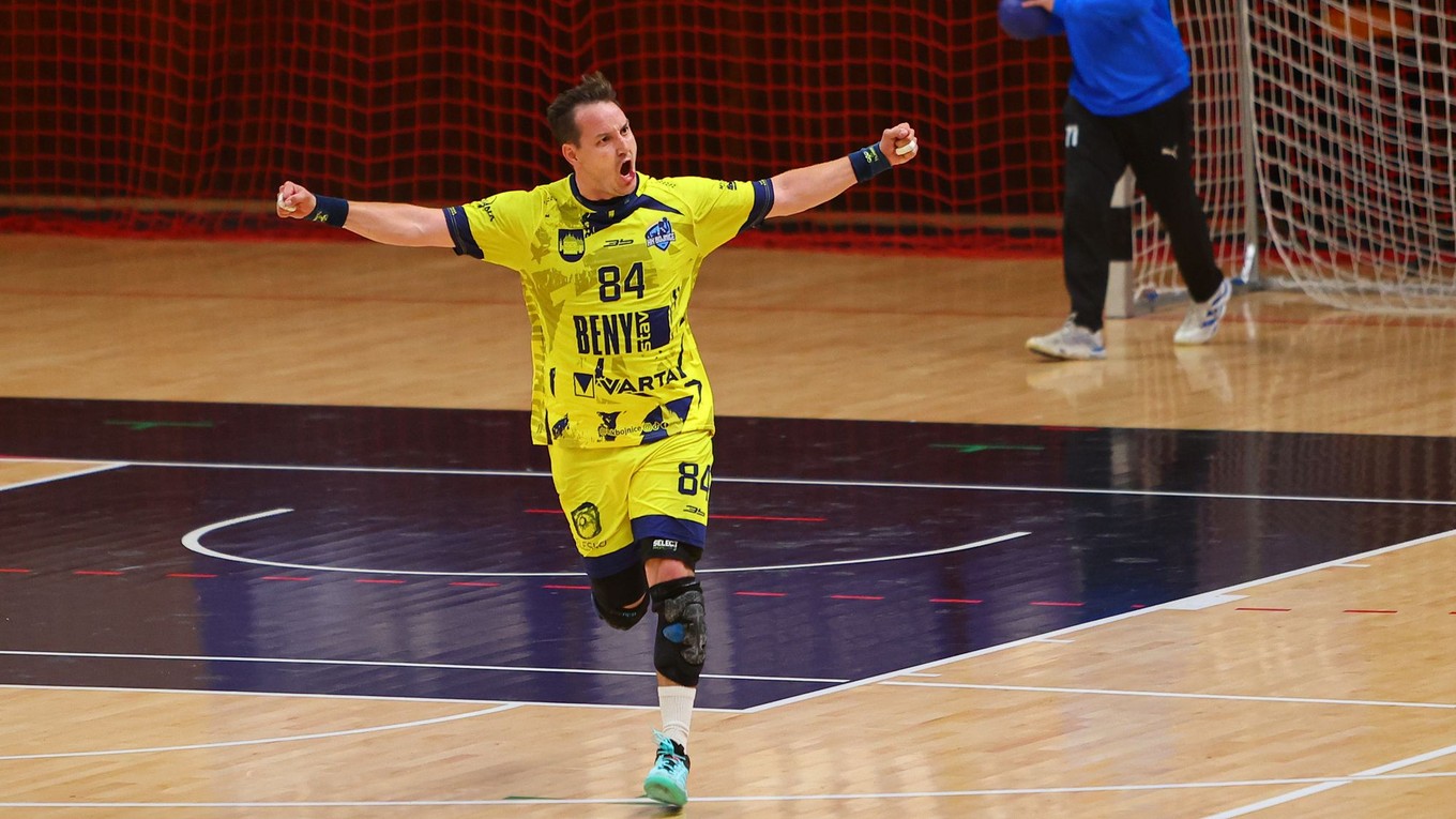 Vv popredí Erik Žilinčík (Bojnice) sa raduje z gólu