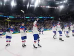 Slovenskí hokejisti sa zdravia s fanúšikmi po zápase Slovensko - Švédsko na ZOH 2026 v Miláne. 