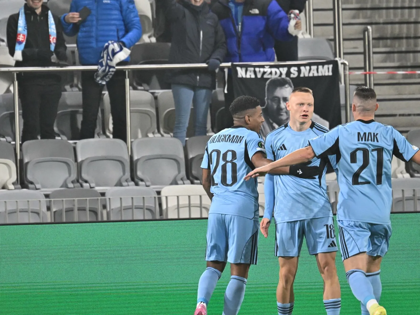 Nino Marcelli (uprostred) sa raduje z gólu.