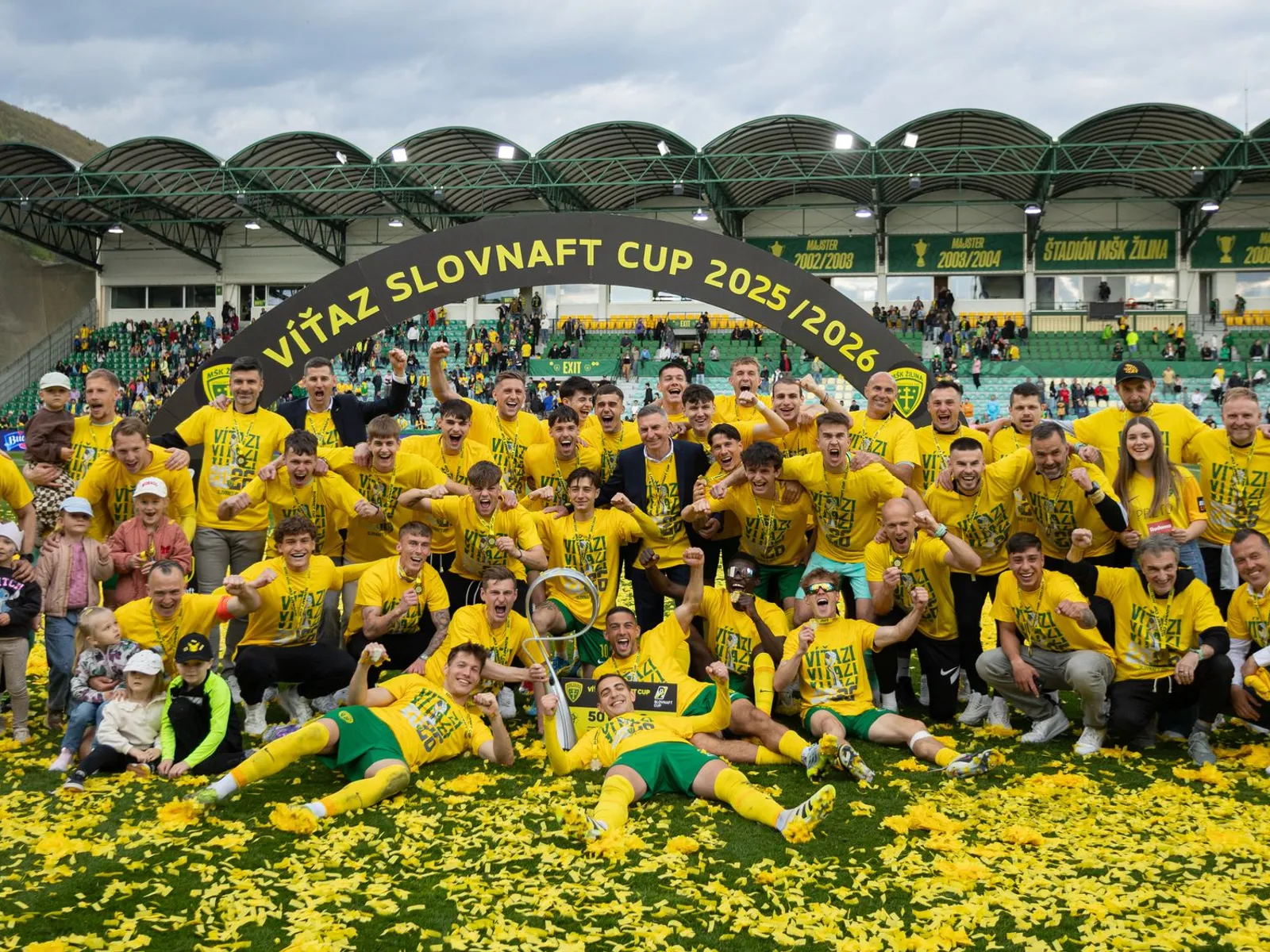 Na snímke hráči Žiliny po víťazstve vo finále Slovnaft Cupu medzi MŠK Žilina - FC Košice.