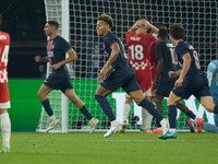 Futbalisti PSG oslavujú gól.