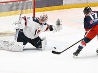 Brankár Slovana Bratislava Henri Kiviaho (Slovan) chytá strelu Andreja Kudrnu.