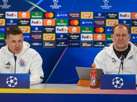 Tréner Vladimír Weiss st. (vpravo) a Juraj Kucka na tlačovej konferencii pred zápasom ŠK Slovan Bratislava - AC Miláno v ligovej fáze Ligy majstrov.