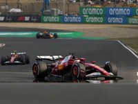 Charles Leclerc na Ferrari počas Veľkej ceny Číny 2025. Za ním jeho tímový kolega Lewis Hamilton.