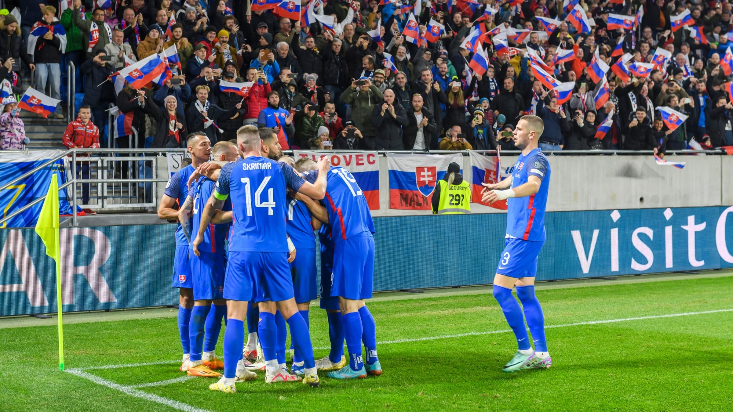 Slovenskí futbalisti sa tešia po strelenom góle proti Islandu v kvalifikácii EURO 2024.