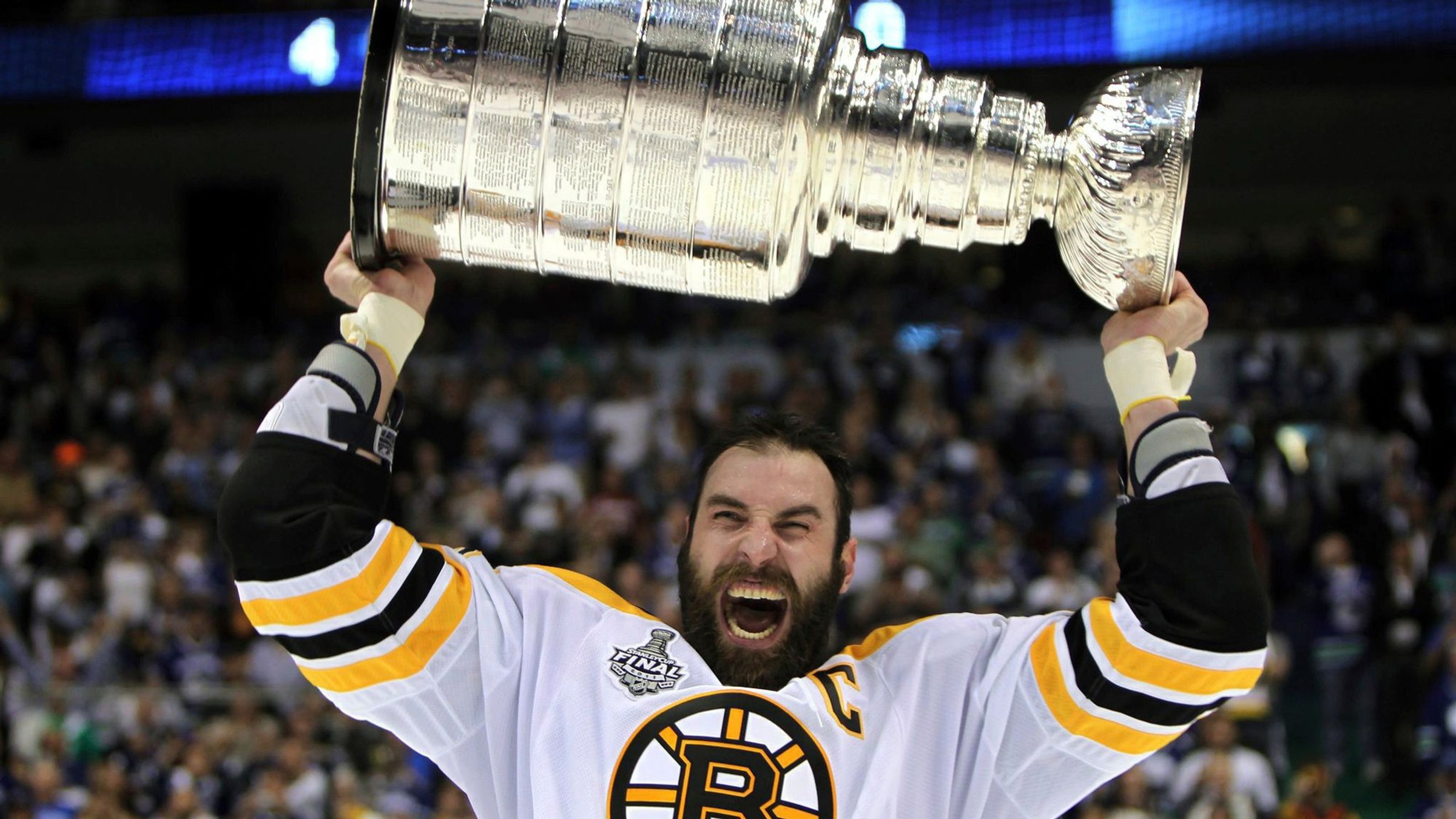 Zdeno Chára dvíha nad hlavu Stanleyho pohár.