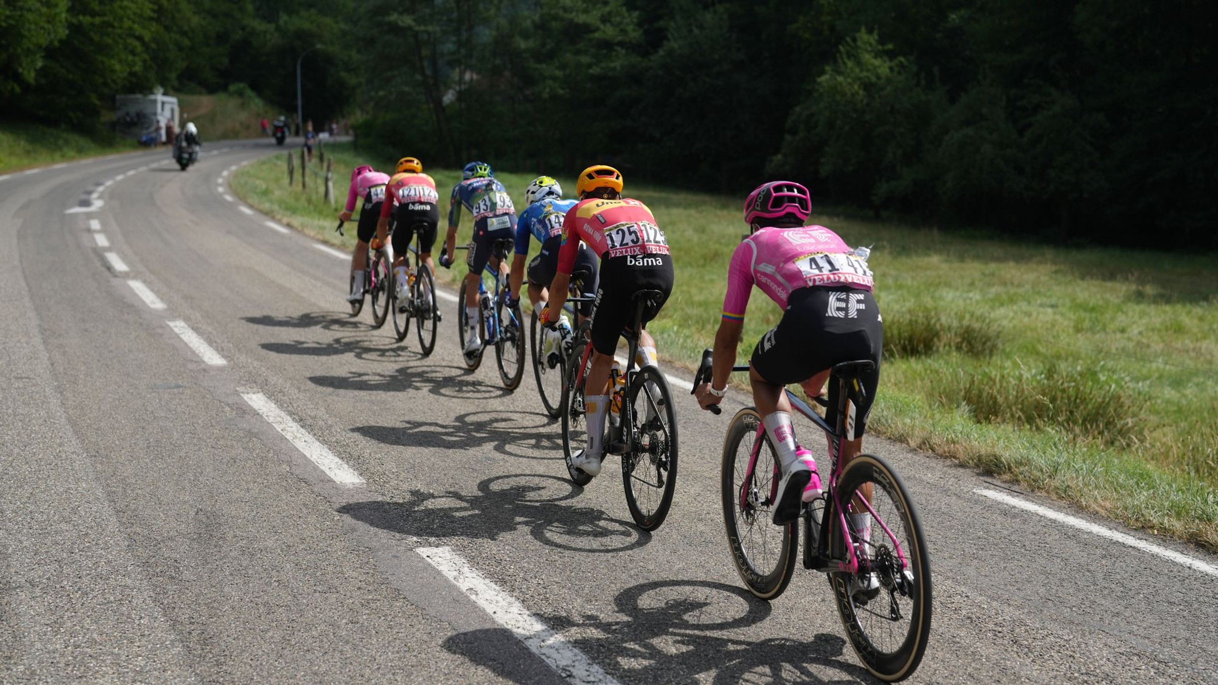 Jazdci v úniku počas 14. etapy Tour de France 2026.