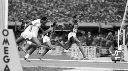 Američan Jim Hines vyhráva šprint na 100 m na OH 1968 v Mexiku.