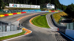 Legendárna zákruta Eau Rouge na okruhu Spa-Francorchamps. 