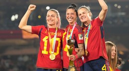 Zľava Alexia Putellas, Jennifer Hermosová and Irene Paredesová s trofejou po triumfe na MS vo futbale žien 2023.