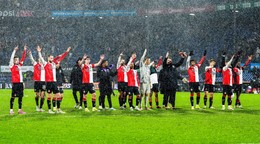 Dávid Hancko a Leo Sauer sa tešia so spoluhráčmi z Feyenoordu Rotterdam po výhre nad Waalwijkom.