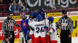 Prekonaný brankár Samuel Hlavaj (Slovensko) a radosť hráčov Česka po treťom góle v prípravnom zápase pred MS 2024 v hokeji.
