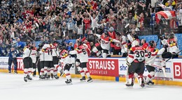 Hokejisti Rakúska oslavujú víťazstvo nad Fínskom na MS 2024.