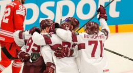Hokejisti Lotyšska sa tešia z gólu v zápase proti Poľsku na MS 2024.