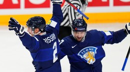 Gólové oslavy Rasmusa Rissanena a Oliwera Kaskiho v zápase Fínsko - Dánsko na MS v hokeji 2024.