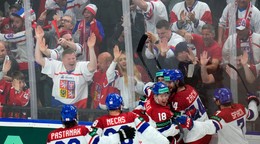 Roman Červenka (v pozadí) oslavuje so spoluhráčmi a fanúšikmi po tom, ako strelil tretí gól v zápase Česko - Kanada.