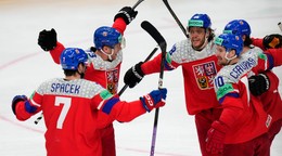 Pavel Zacha oslavuje gól v zápase USA - Česko na MS v hokeji 2024. 