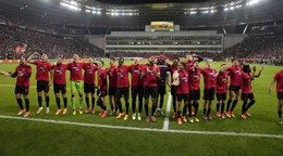 Futbalisti Leverkusenu sa radujú po postupe do finále Európskej ligy.
