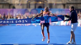 Sifan Hassanová víťazí na maratóne OH 2024 v Paríži.