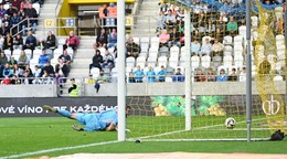 Brankár Dávid Šípoš inkasuje gól  po strele Lukáša Štetinu v zápase 7. kola Niké ligy FC Košice - FC Spartak Trnava 