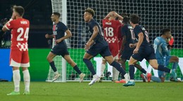 Futbalisti PSG oslavujú gól.