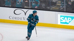 Macklin Celebrini v drese San Jose Sharks.