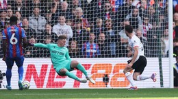 Diogo Jota (vpravo) strieľa gól v zápase Crystal Palace - Liverpool FC v 7. kole Premier League.